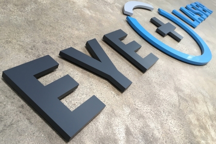 Massive 3D Buchstaben aus lackiertem Plexiglas.