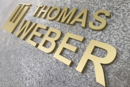 Hochwertige 3D Buchstaben aus gold lackiertem Acrylglas.