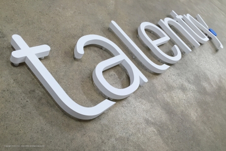 Gelaserte 3D-Buchstaben aus lackiertem Acrylglas.