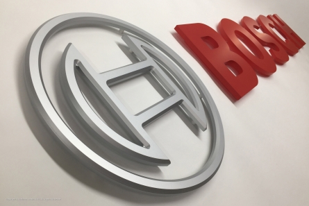 BOSCH-Logo aus lackiertem Acrylglas mit gefasten Kanten.