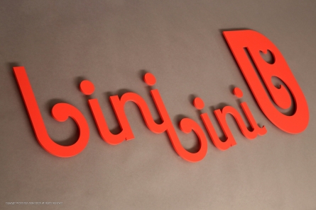 Aussenwerbung mit 3D-Buchstaben in Sonderfarbe.