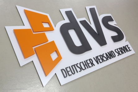 Gefrästes Firmenschild mit aufgesätzten 3D-Buchstaben.