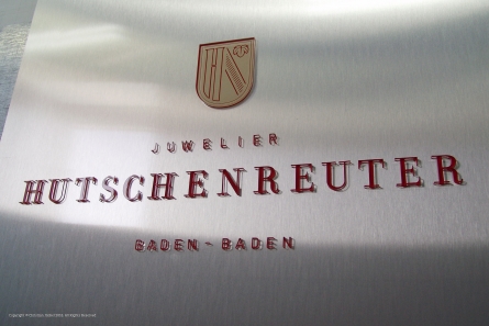 Schild in Edelstahl-Optik mit gelaserten Acrylbuchstaben.