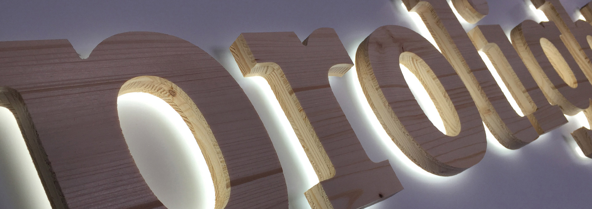 Leuchtkästen mit indirekt beleuchteten Buchstaben - Holz