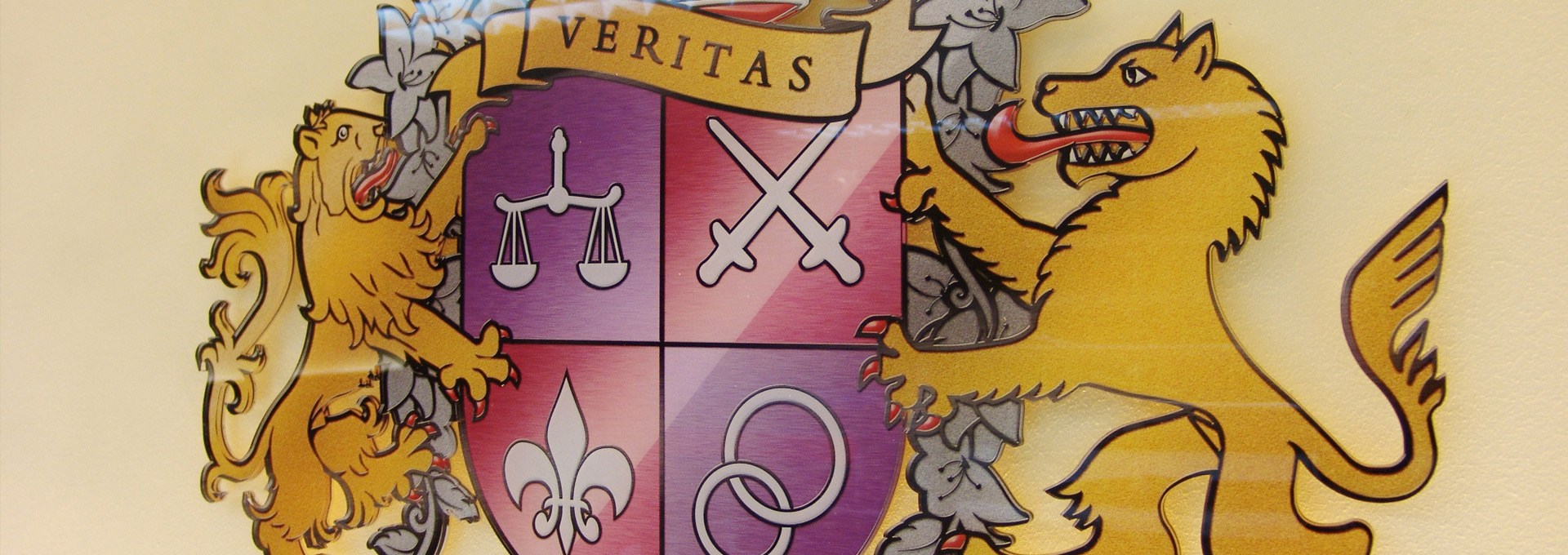 Konturgelaserte Wappen aus Acrylglas